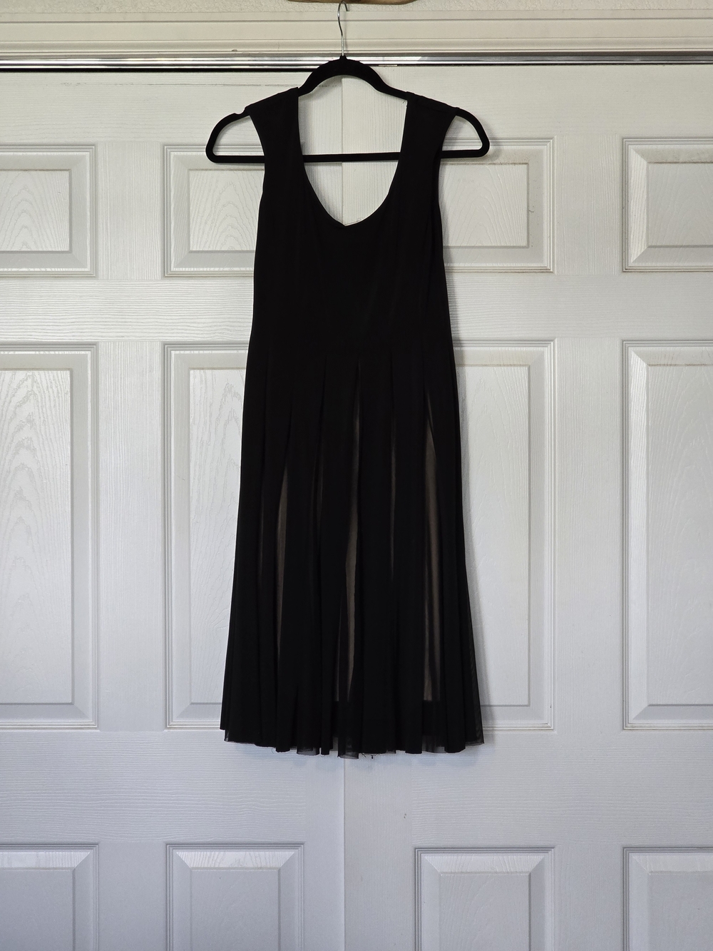 Maggy London Black Sleeveless Pleated Midi Dress